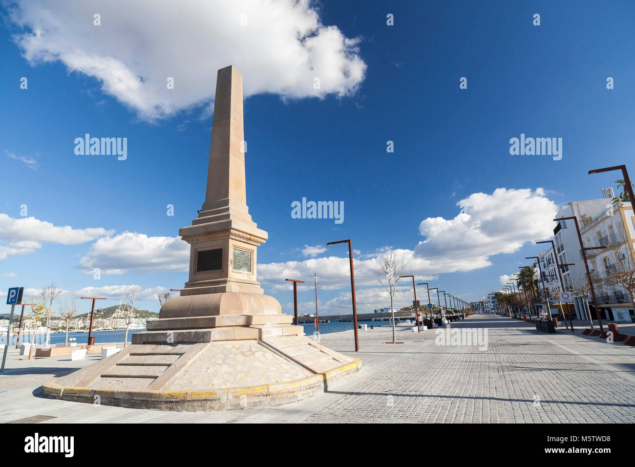 Lungomare del porto,obelisco, monumento, omaggio ai corsari in Ibiza, Spagna. Foto Stock