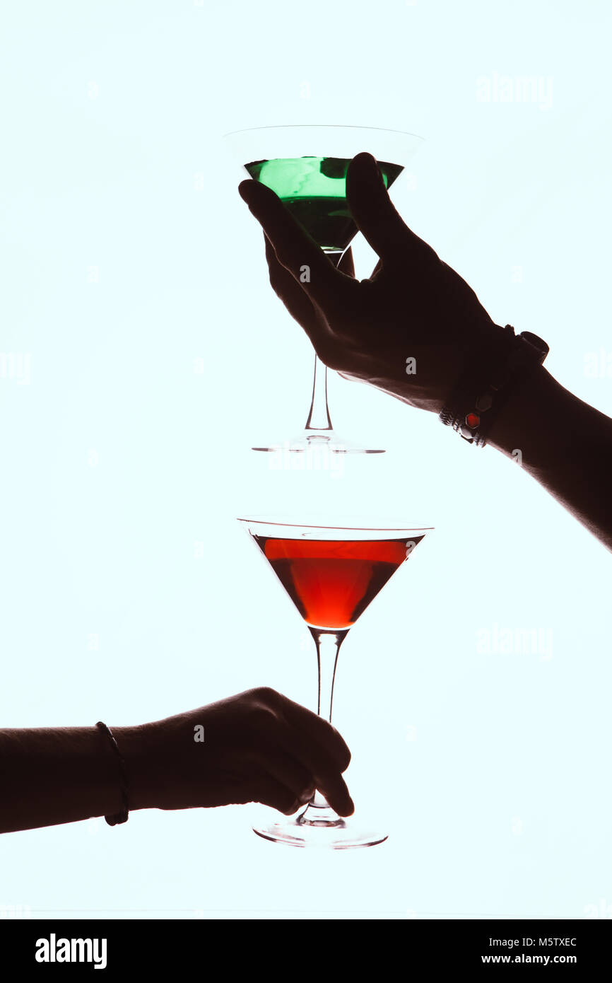Coppia di bicchieri da martini facendo un brindisi Foto Stock