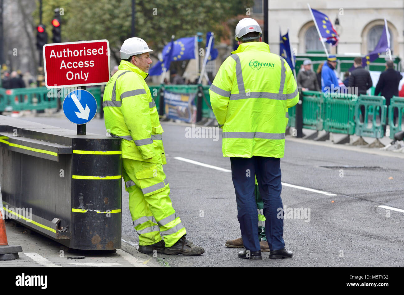 Londra, Inghilterra, Regno Unito. Appaltatori (F M Conway Ltd) lavoro di fronte al Palazzo del Parlamento, Westminster Foto Stock