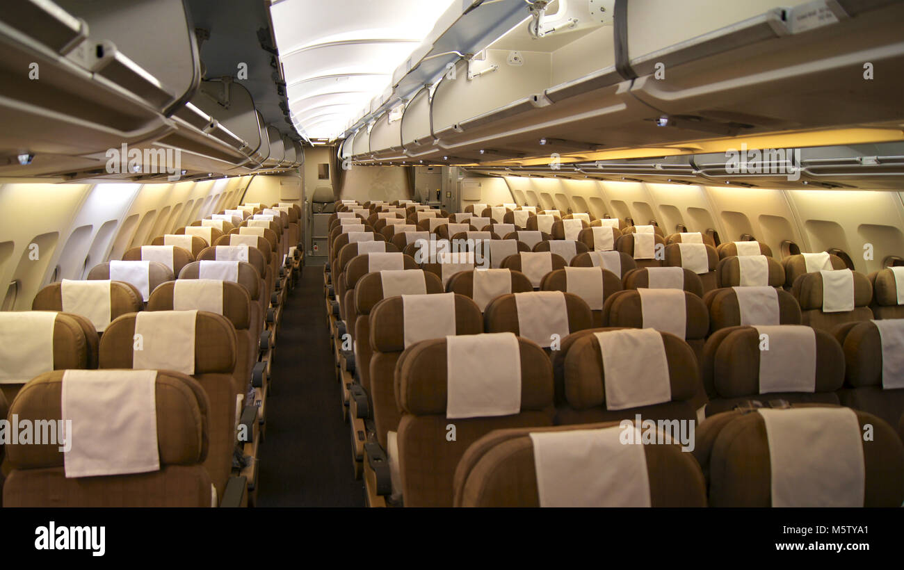 Zurigo, Svizzera - MAR 31st, 2015: un vuoto di classe economy cabin, una vista interna su un Airbus A330 da Swiss Airlines Foto Stock