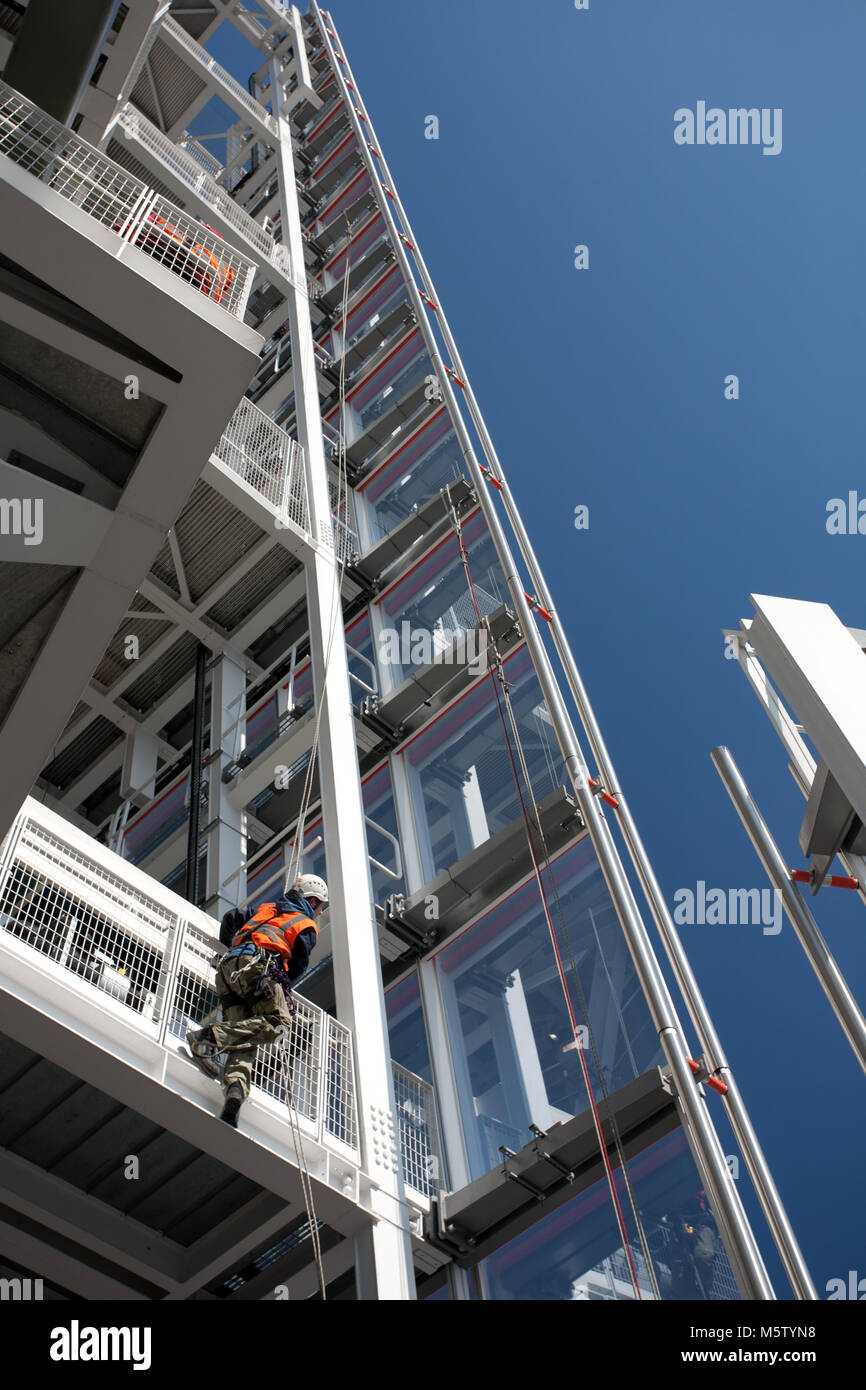 La discesa in corda doppia di detergente per vetri vicino alla parte superiore della Shard, Londra, a 309 metri il più alto edificio nel Regno Unito. Foto Stock