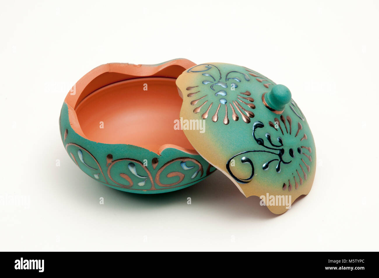 Decorate in ceramica scatola con coperchio aperto il coperchio su sfondo bianco Foto Stock