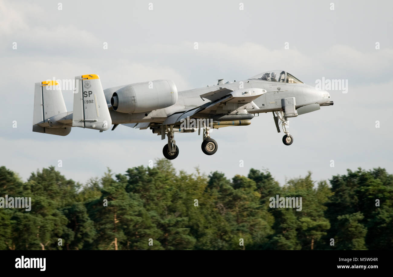 Fairchild Republic A-10C Warthog, 81-0992, della 81st FS, 52nd FW, USAFE, basata a Spangdahlem AB, Germania, visto su approccio finale di RAF Lakenheath Foto Stock