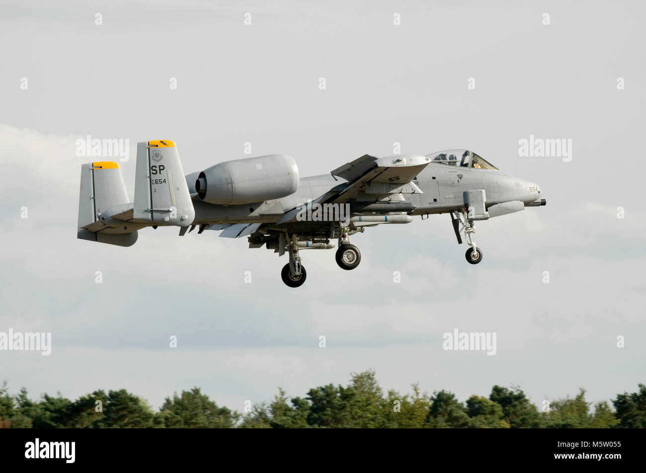 Fairchild Republic A-10C Warthog, 82-0654, della 81st FS, 52nd FW, USAFE, basata a Spangdahlem AB, Germania, visto su approccio finale di RAF Lakenheath Foto Stock