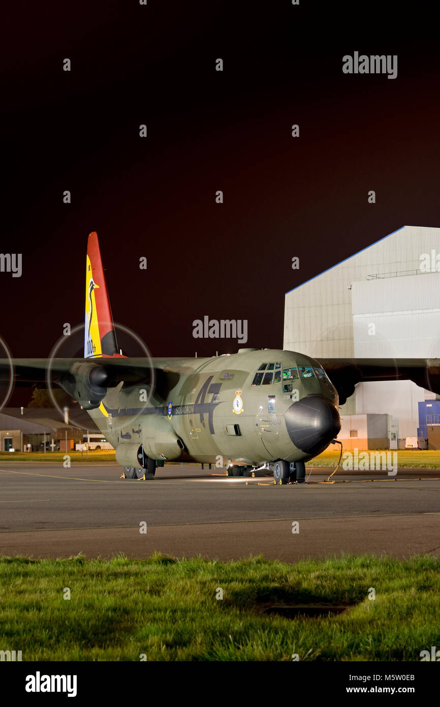 Lockheed C-130J Hercules C.5, ZH880 di 47 Sqd, RAF indossando dei contrassegni speciali per celebrare i cento anni di 47 Sqd basato e visto a Brize Norton Foto Stock