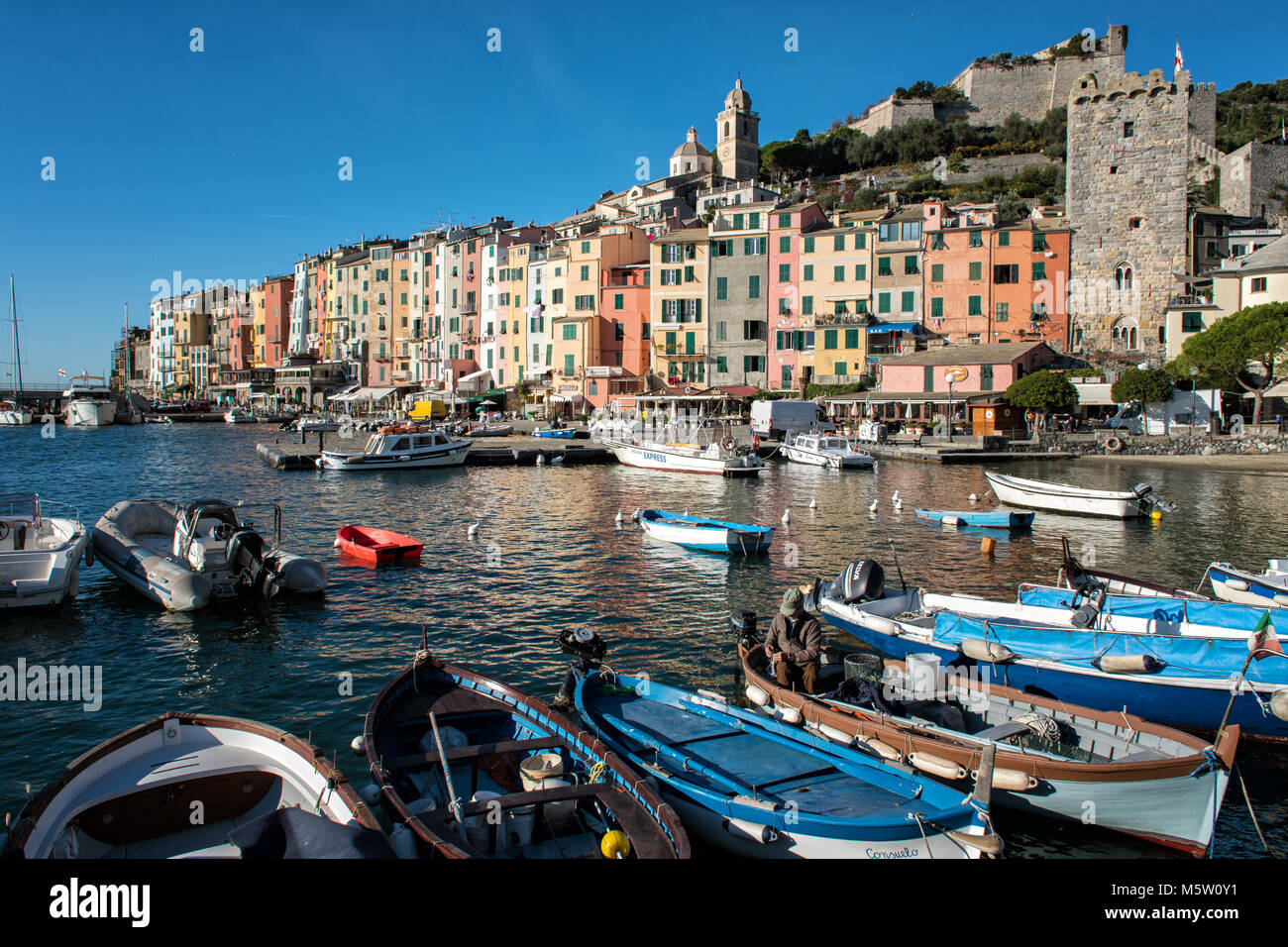 Barche di fronte il colorato villaggio di Porto Venere in Liguria, Italia Foto Stock