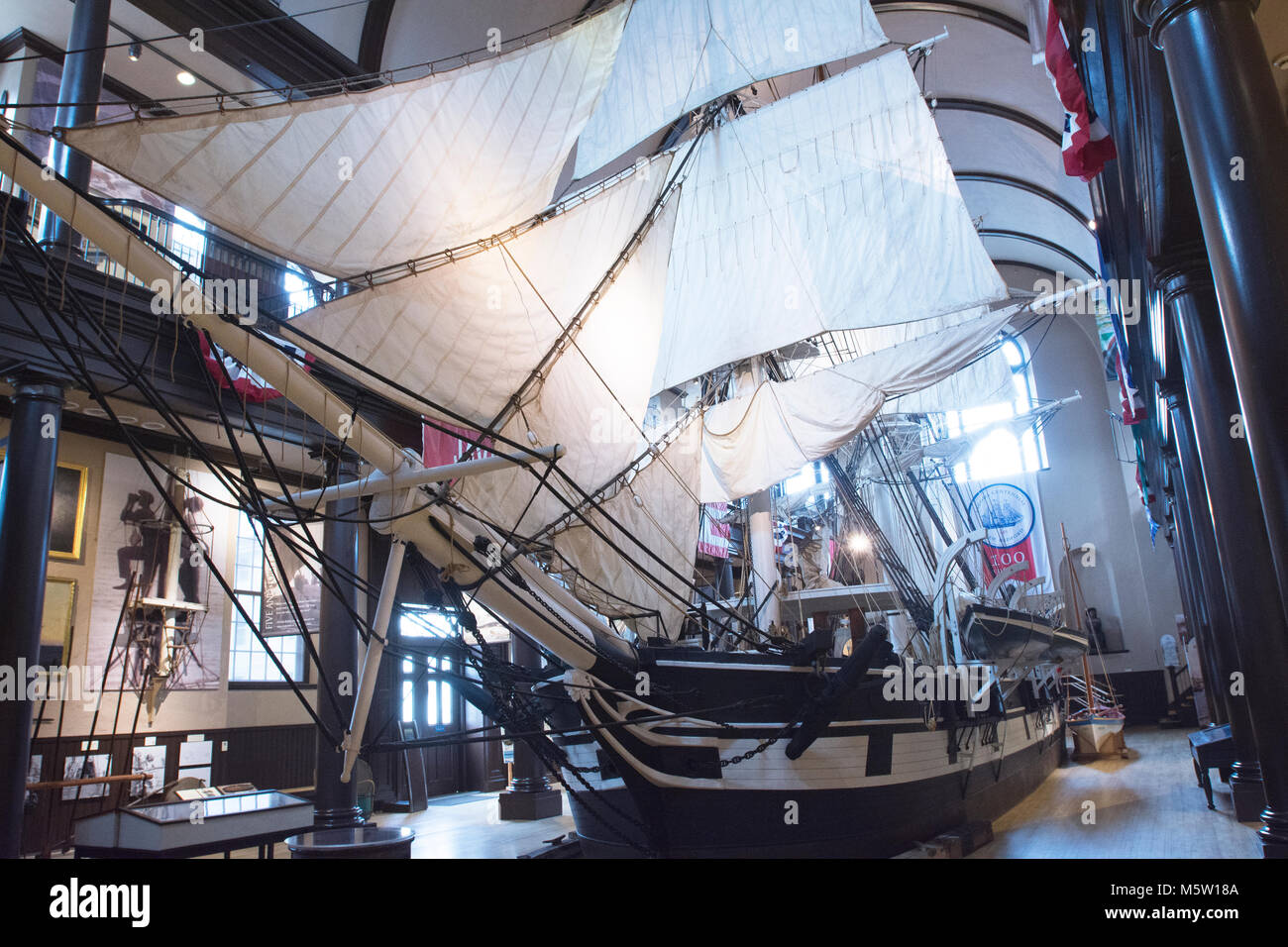 Una panoramica del 'Lagoda' una mezza scala modello di una nave baleniera a New Bedford Whaling Museum. Foto Stock