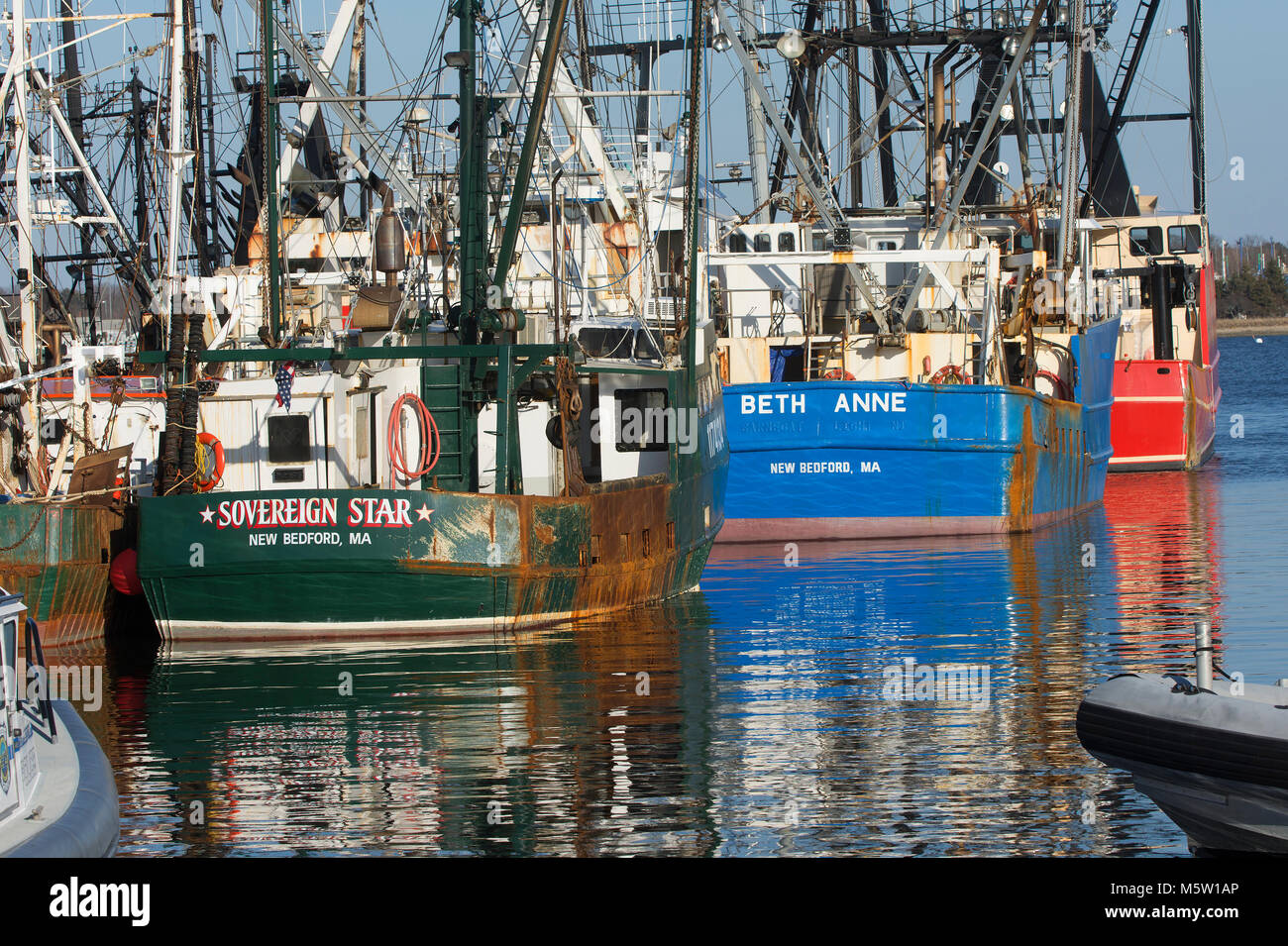 Attività di pesca i pescherecci con reti da traino a New Bedford, Massachusetts, STATI UNITI D'AMERICA, pesce Pier. Foto Stock