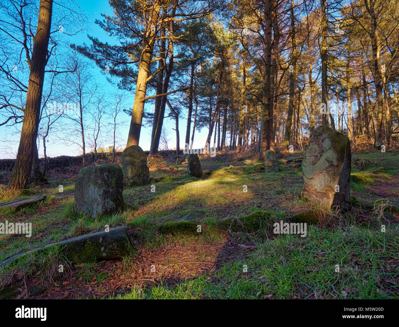 La bambola Tor Età del Bronzo Stone Circle, sei pietre permanente & un tumulo, vicino Stanton Moor picco, Parco Nazionale di Peak District, Derbyshire, England, Regno Unito Foto Stock