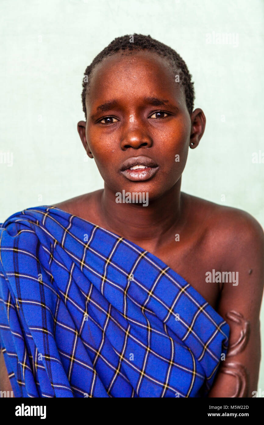 Un ritratto di una giovane donna dalla tribù Bodi, Bodi Village, Valle dell'Omo, Etiopia Foto Stock