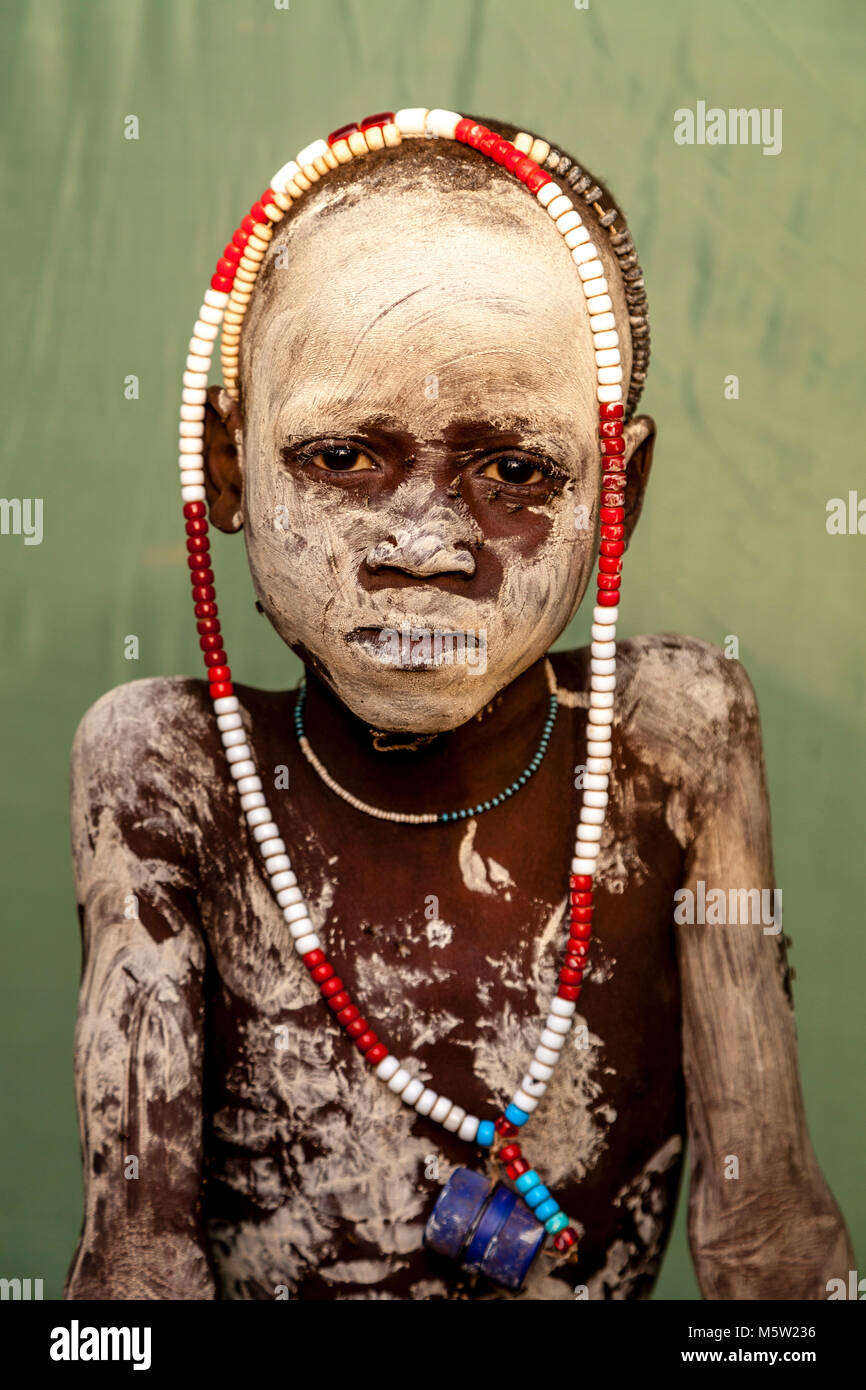 Un ritratto di un ragazzo dalla tribù dei Mursi, villaggio dei Mursi, Valle dell'Omo, Etiopia Foto Stock