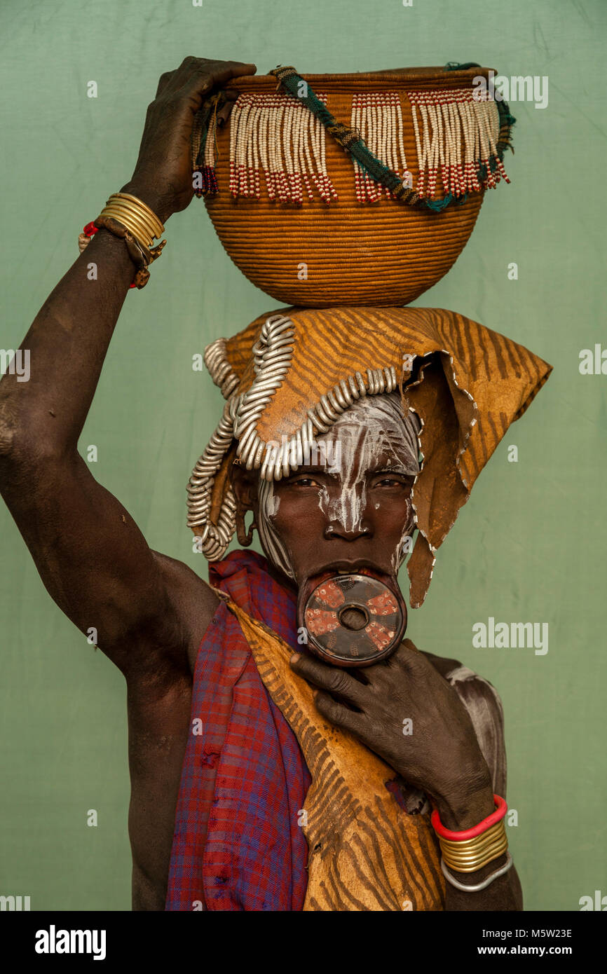 Un ritratto di una donna dei Mursi con un labbro piastra, villaggio dei Mursi, Valle dell'Omo, Etiopia Foto Stock