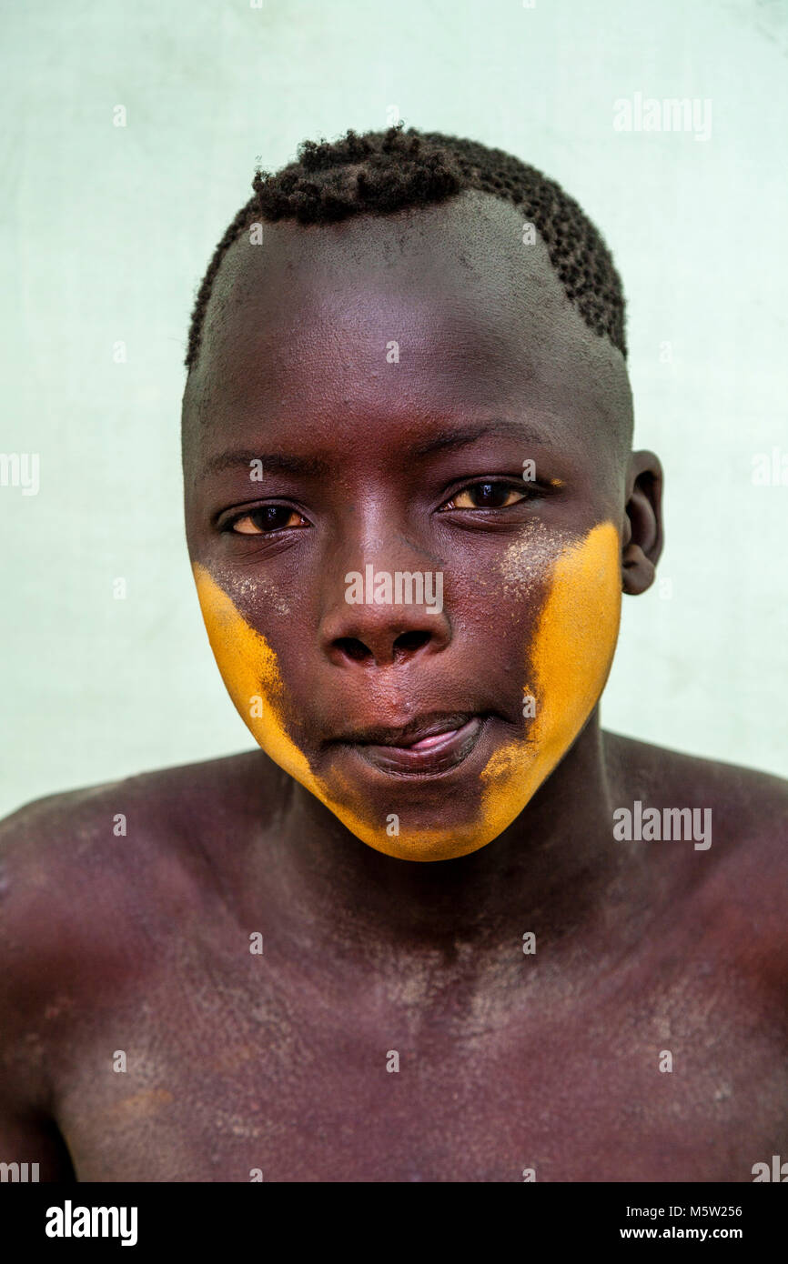 Ritratto di un giovane uomo dalla tribù dei Mursi, villaggio dei Mursi, Valle dell'Omo, Etiopia Foto Stock