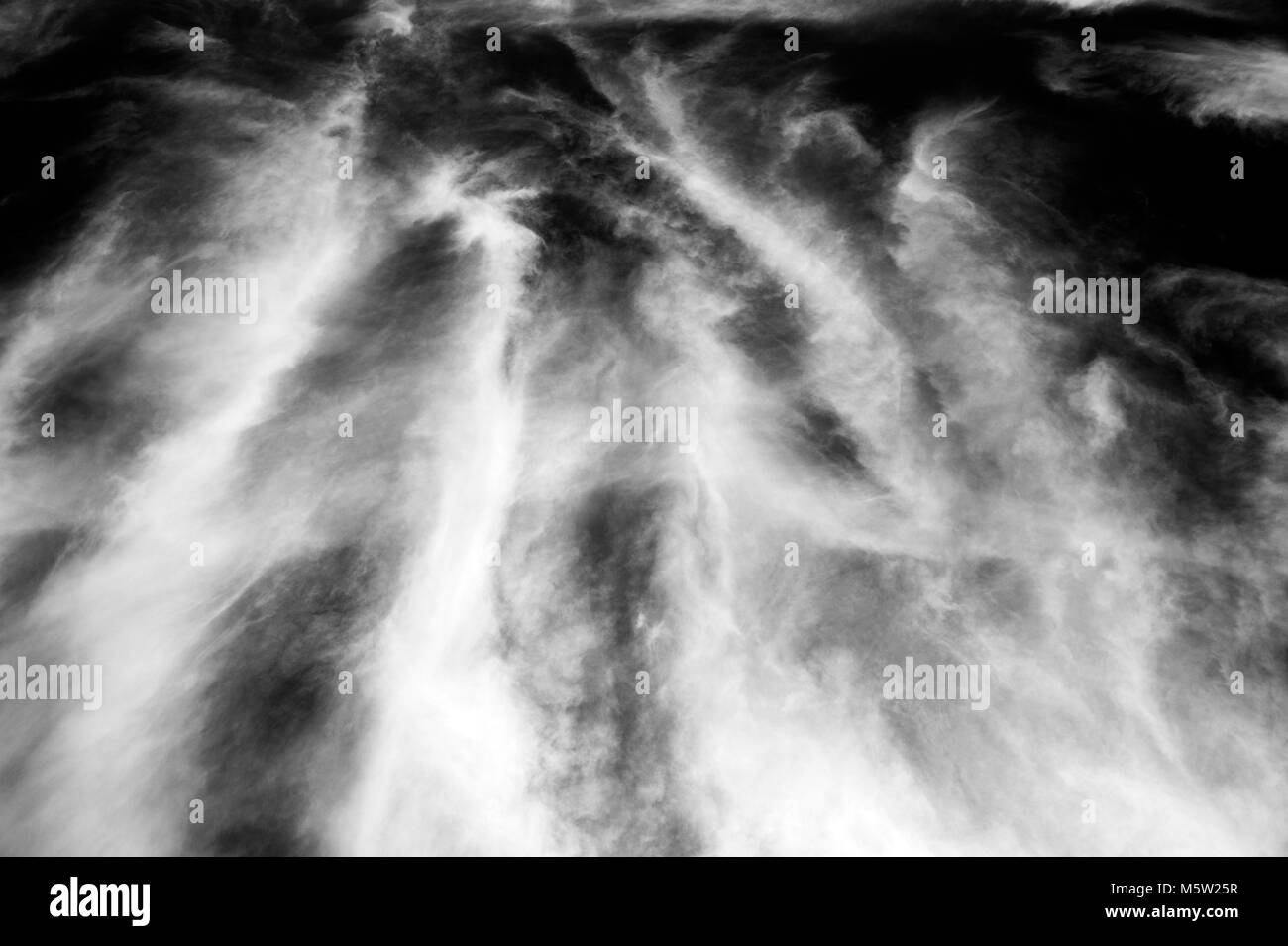 Cirrus nuvole whisps di nuvole di luce naturale con i modelli in bianco e nero. Foto Stock
