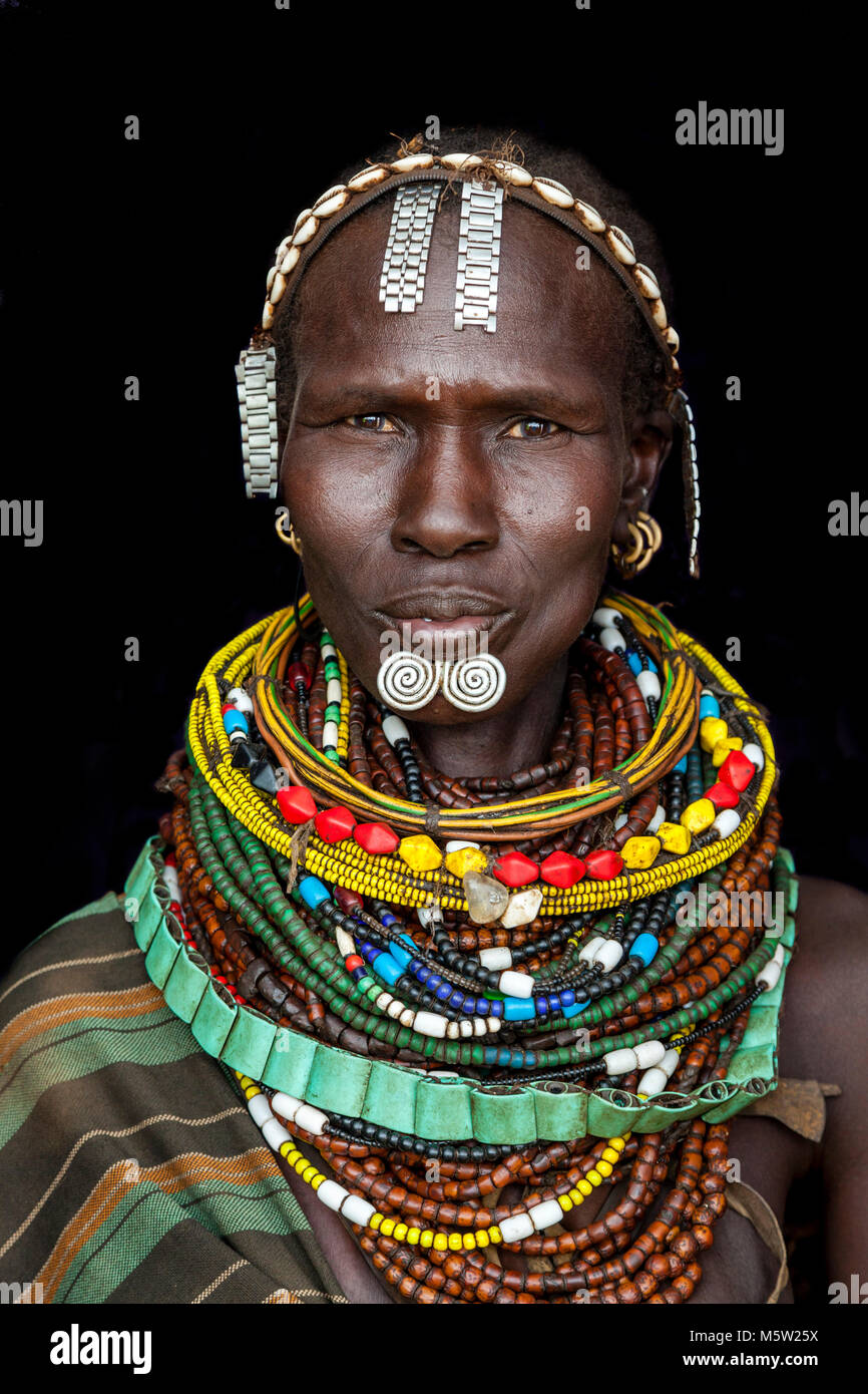 Un ritratto di una donna dalla tribù Nyangatom, bassa valle dell'Omo, Etiopia Foto Stock