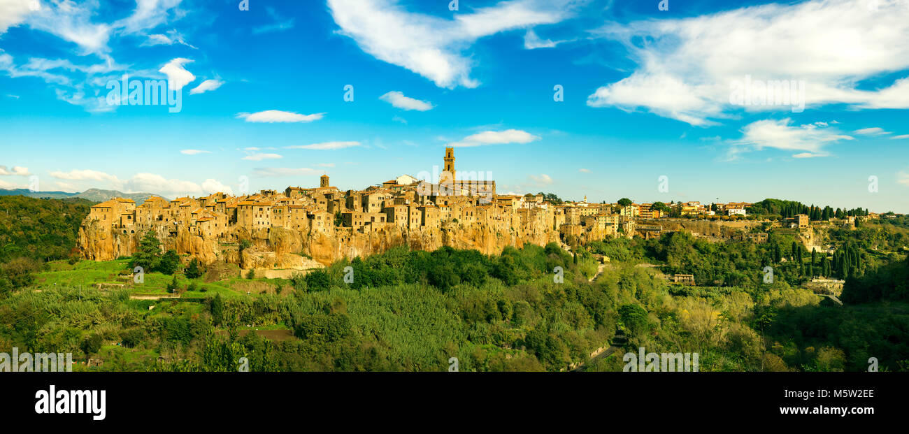 Toscana, Pitigliano borgo medievale sul tufo rocky hill. Panorama del paesaggio. L'Italia, l'Europa. Foto Stock