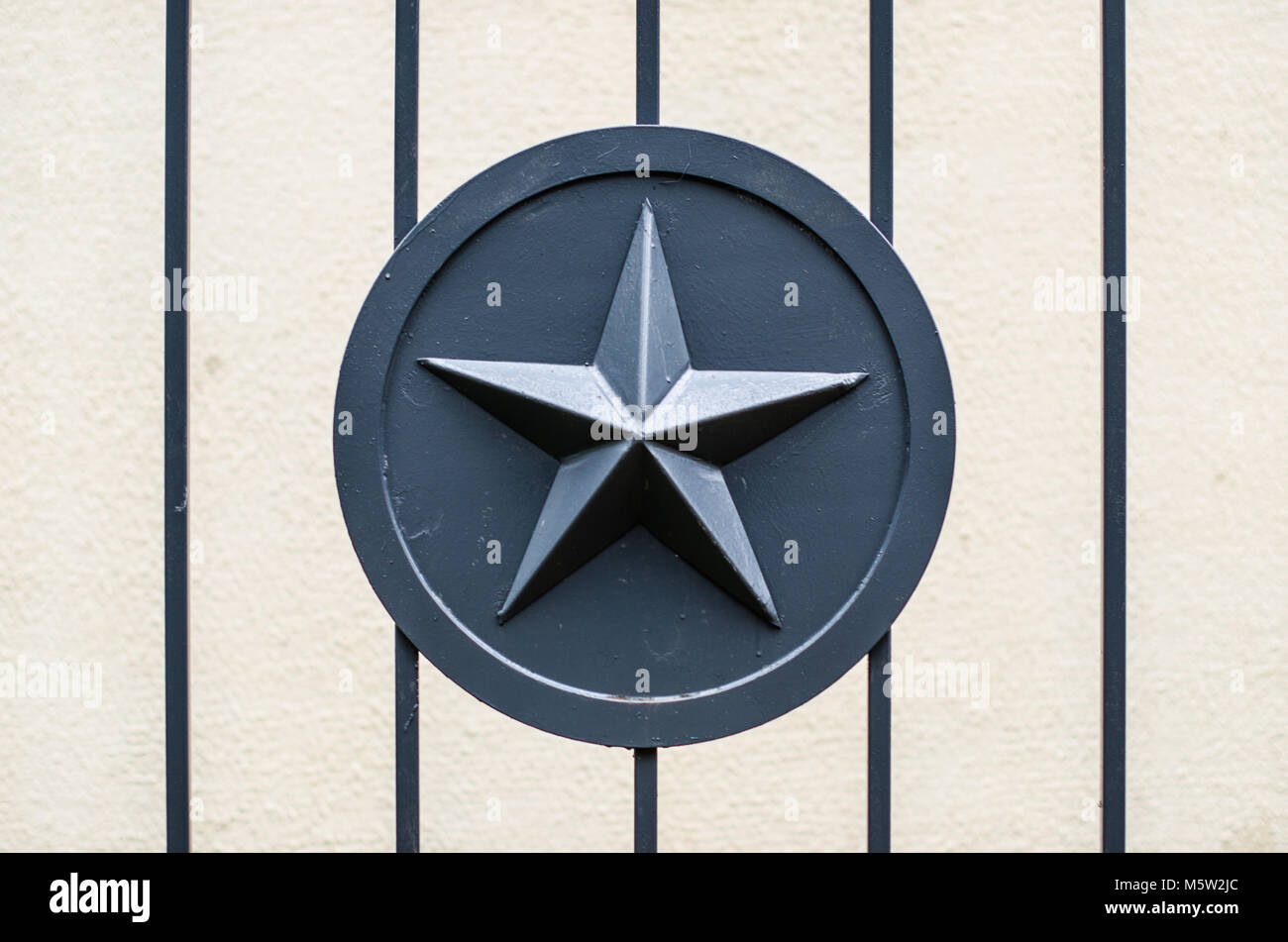 Metallo grigio star esercito militare sulla recinzione metallica gate. Foto Stock