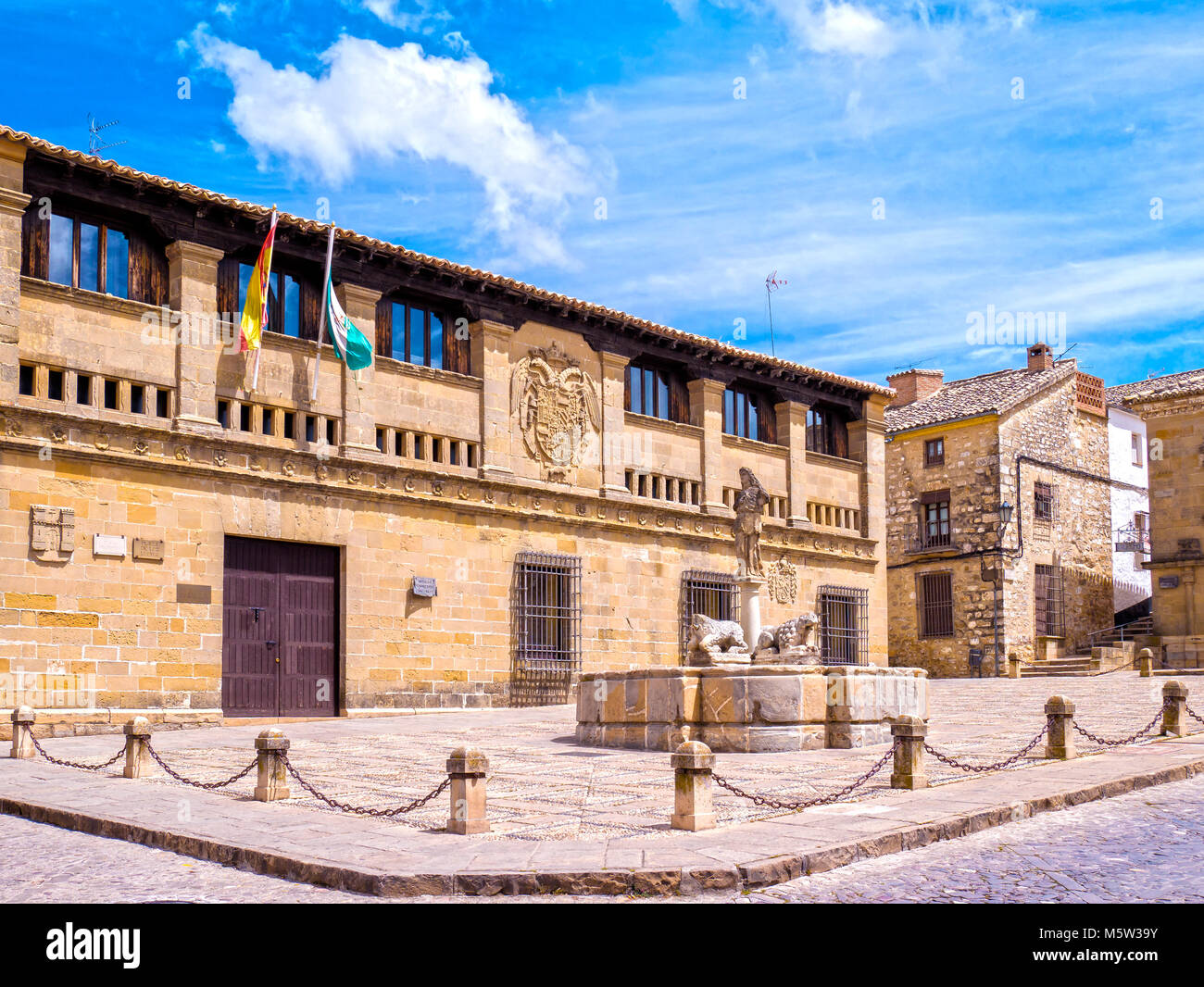 Plaza del Pópulo con la Fuente romana de Los Leones y la Antigua Carnicería. Baeza. Jaén. Andalucía. España Foto Stock