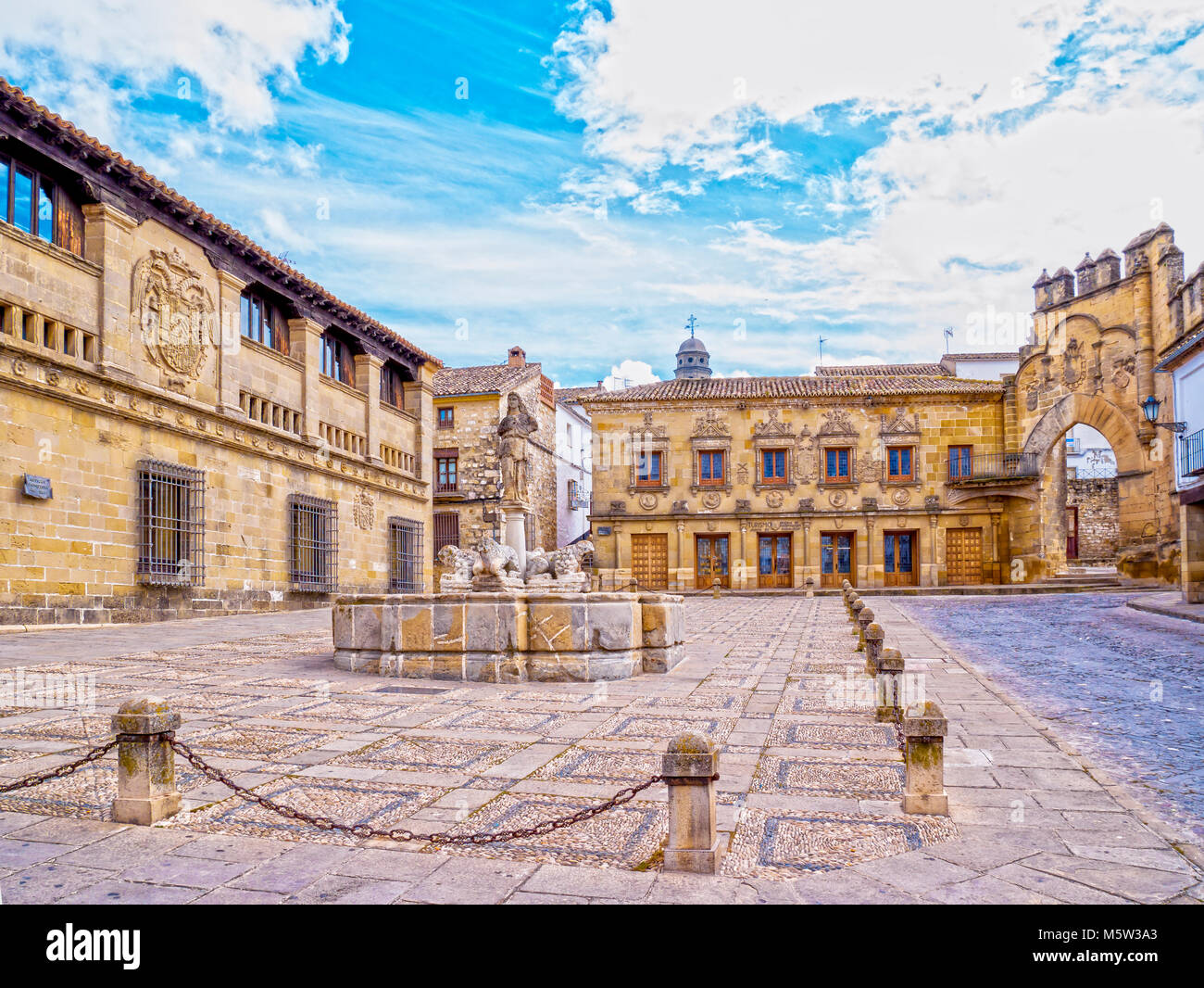 Plaza del Pópulo con la Fuente romana de Los Leones y la Puerta de Jaén. Baeza. Jaén. Andalucía. España Foto Stock