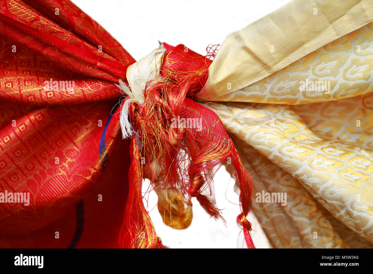 Nozze indù knot legata con l uomo e la donna abito, sfondo bianco su facile da modificare Foto Stock