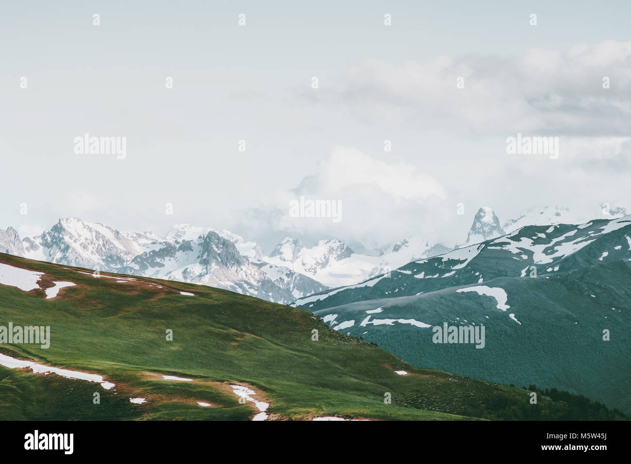 Montagne di viaggio paesaggio sereno scenario estivo vista aerea Foto Stock