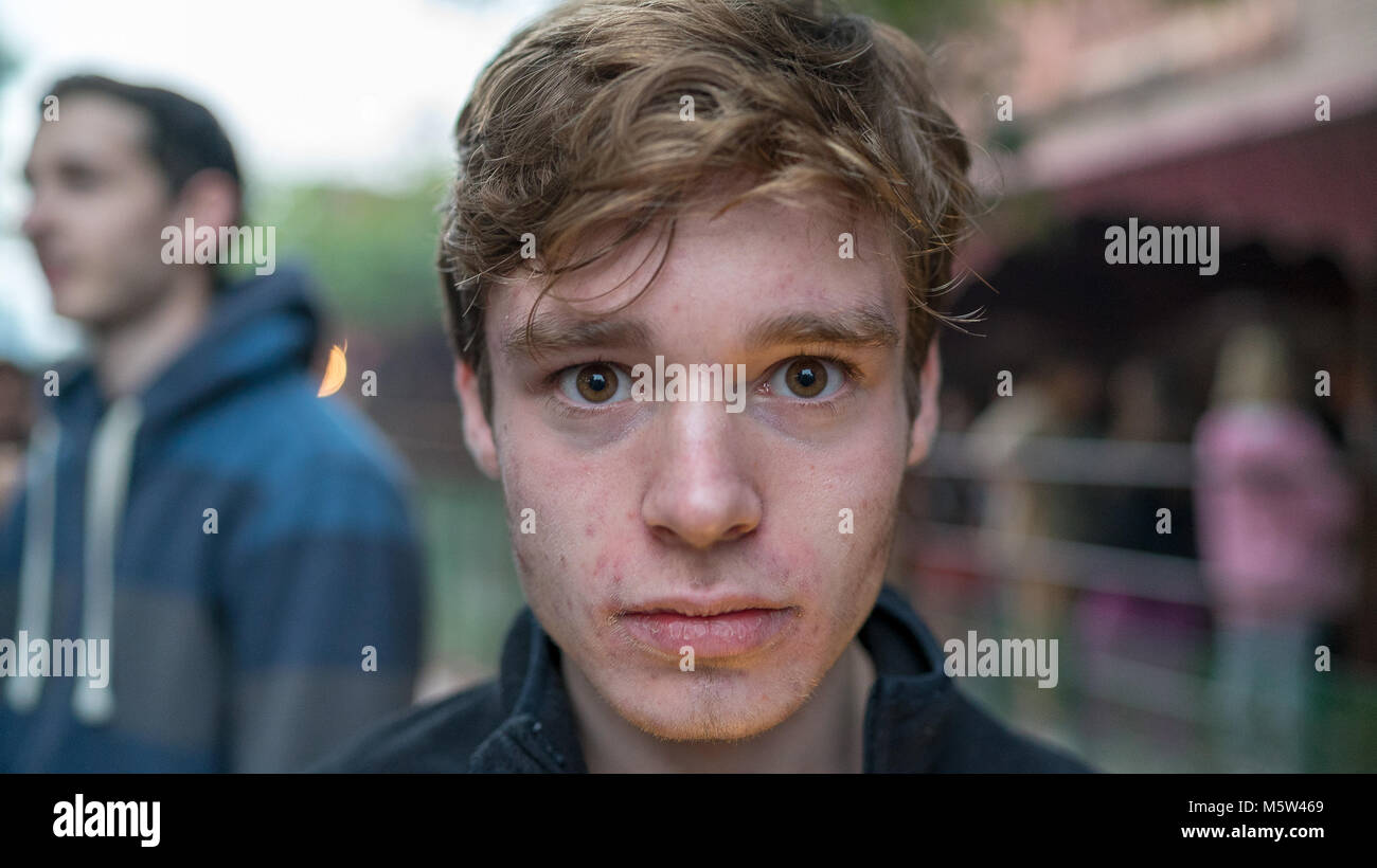 Un ritratto di un uomo britannico, mentre l'attesa per il Taj Mahal in Agra, India. Ho lavorato come uno scambio di studenti con Seva Mandir carità. Foto Stock