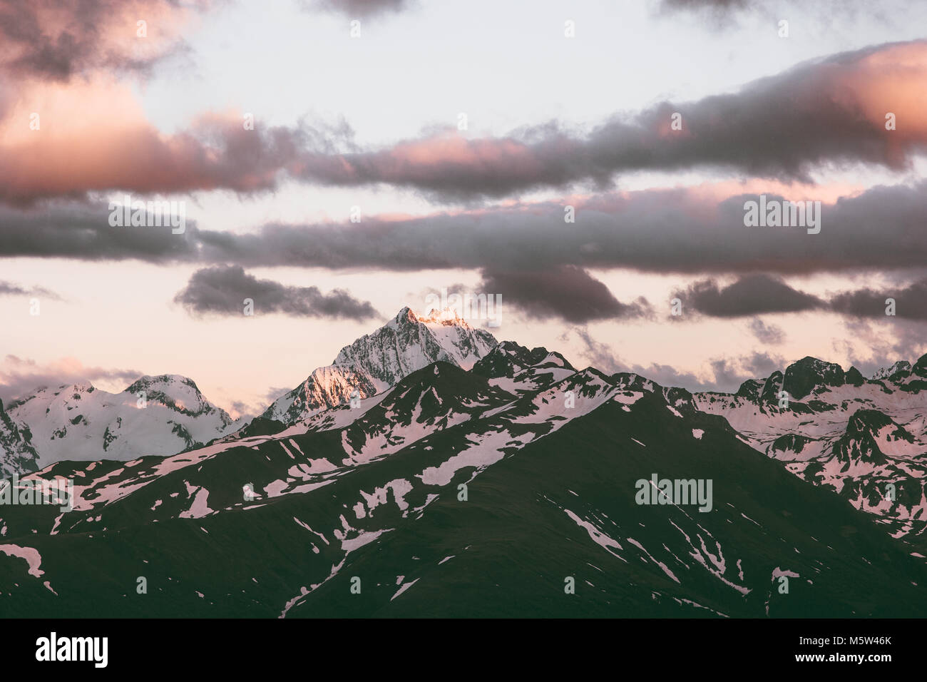 Il tramonto sulle montagne dei picchi di gamma e nuvole paesaggio viaggio estivo natura selvaggia scenic vista aerea Foto Stock