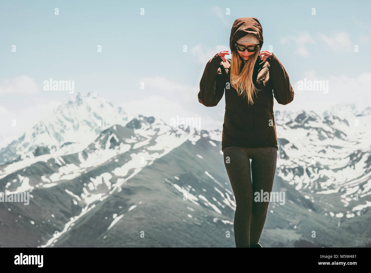 Giovane donna passeggiate nel paesaggio delle montagne di viaggio il concetto di stile di vita attivo vacanze outdoor Foto Stock
