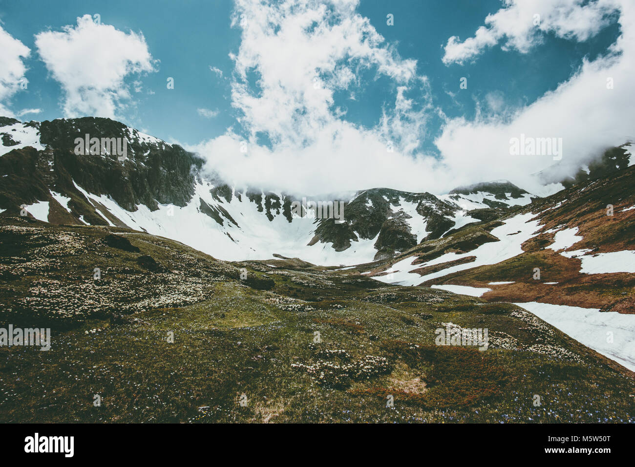 Montagne rocciose e le nuvole Paesaggio estivo di viaggio sereno vista panoramica Foto Stock