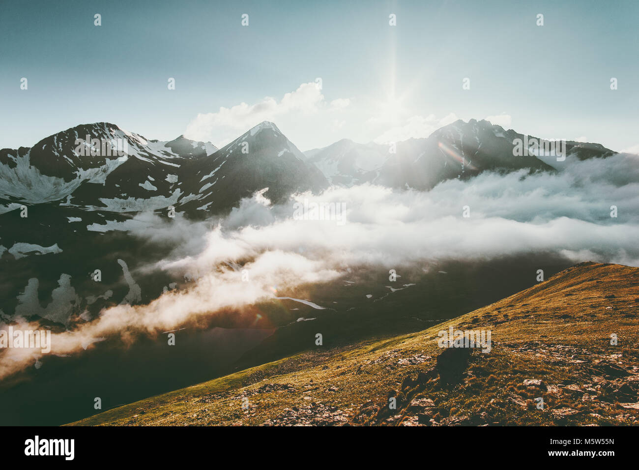 Tramonto sulle montagne e nuvole paesaggio viaggio estivo serena scenic vista aerea Foto Stock