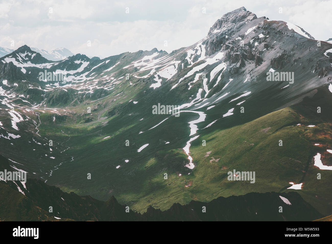 Gamma di Montagne Paesaggio di picco viaggio estivo natura selvaggia scenic vista aerea Foto Stock
