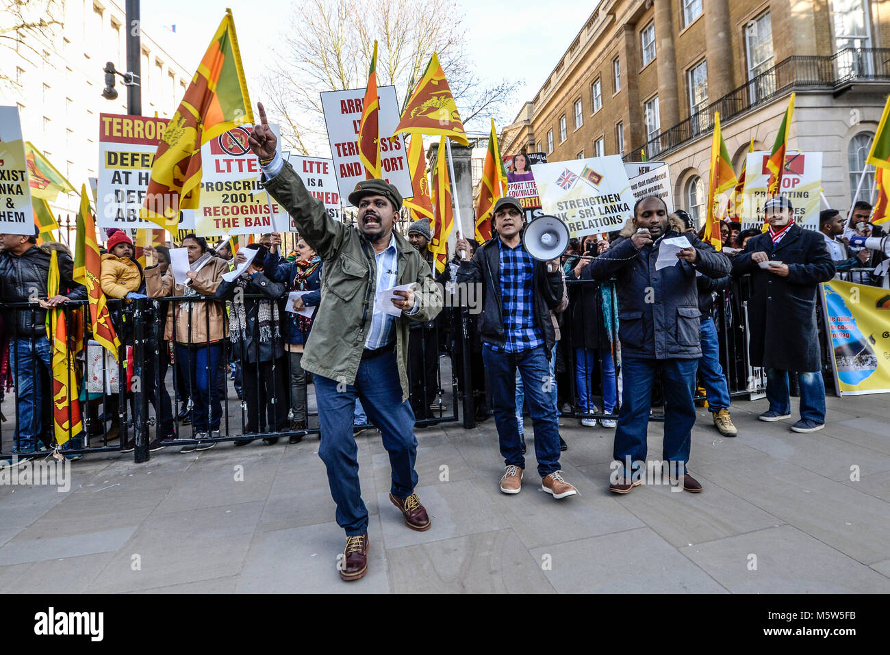 Una manifestazione di protesta ha avuto luogo a Whitehall, Londra contro le azioni delle Tigri di Liberazione del Tamil Eelam tamil in Sri Lanka Foto Stock