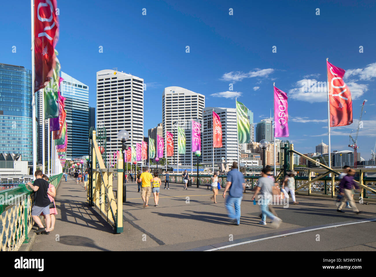 La gente camminare attraverso Pyrmont Bridge, il Darling Harbour, Sydney, Nuovo Galles del Sud, Australia Foto Stock