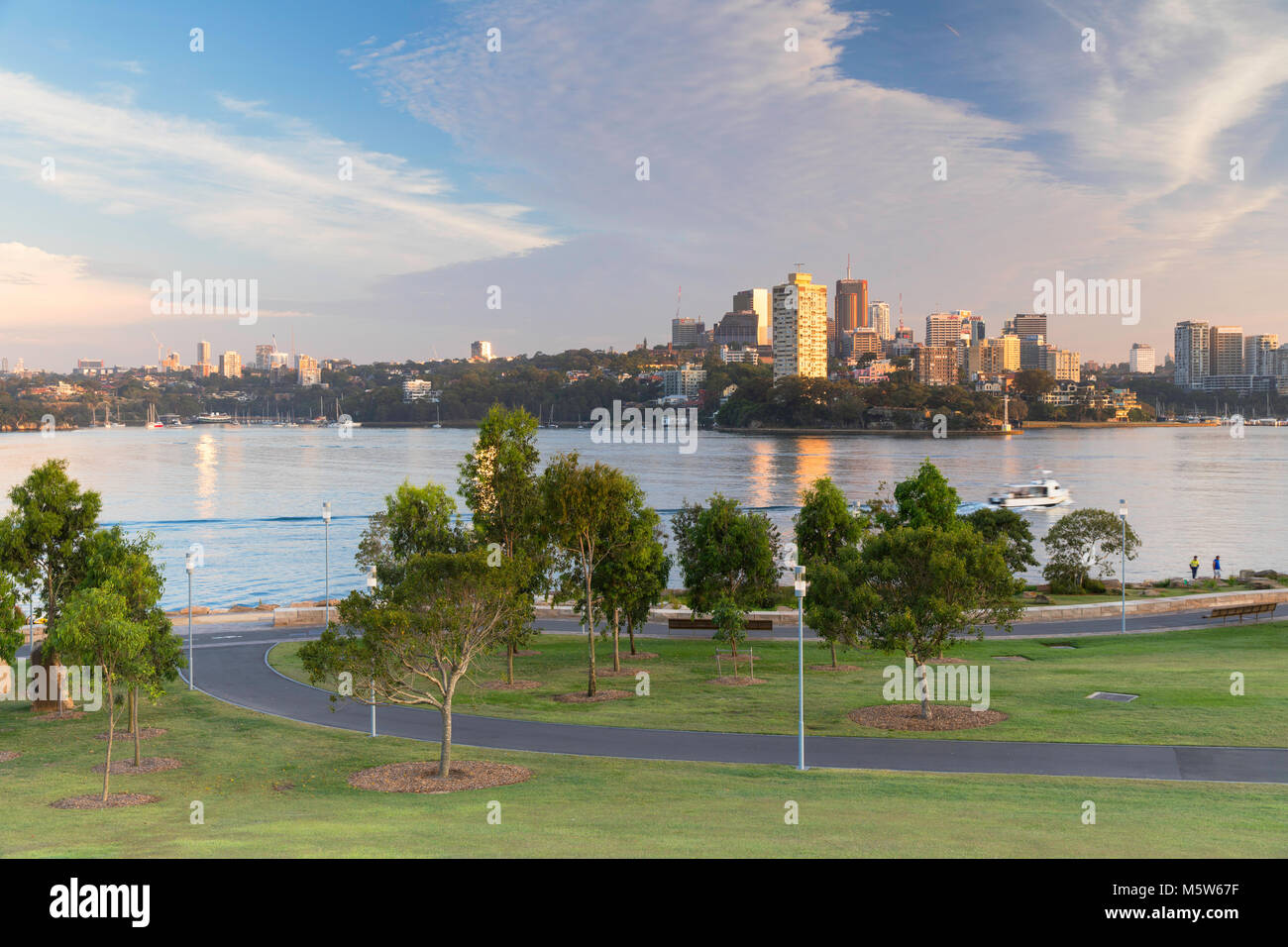 Vista sul Porto di Sydney dal molo di Barangaroo Riserva, Sydney, Nuovo Galles del Sud, Australia Foto Stock