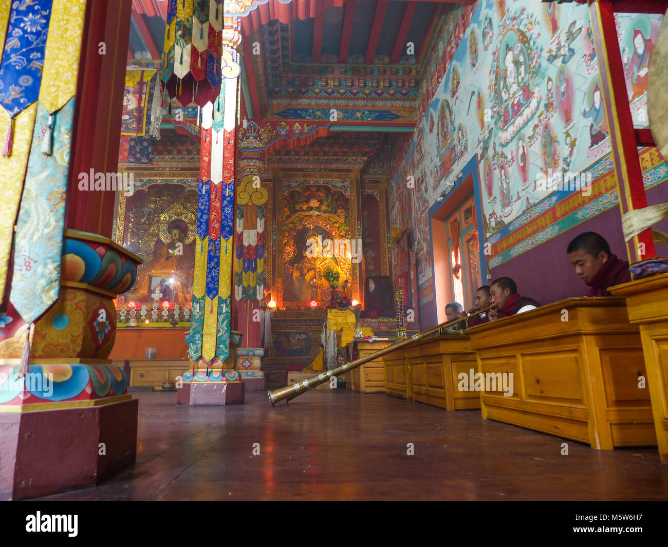Tomaia Pisang, Nepal, settembre 10, 2015: tranquillità nel tempio, i monaci nella loro cerimonia, pareti colorate del tempio buddista Foto Stock