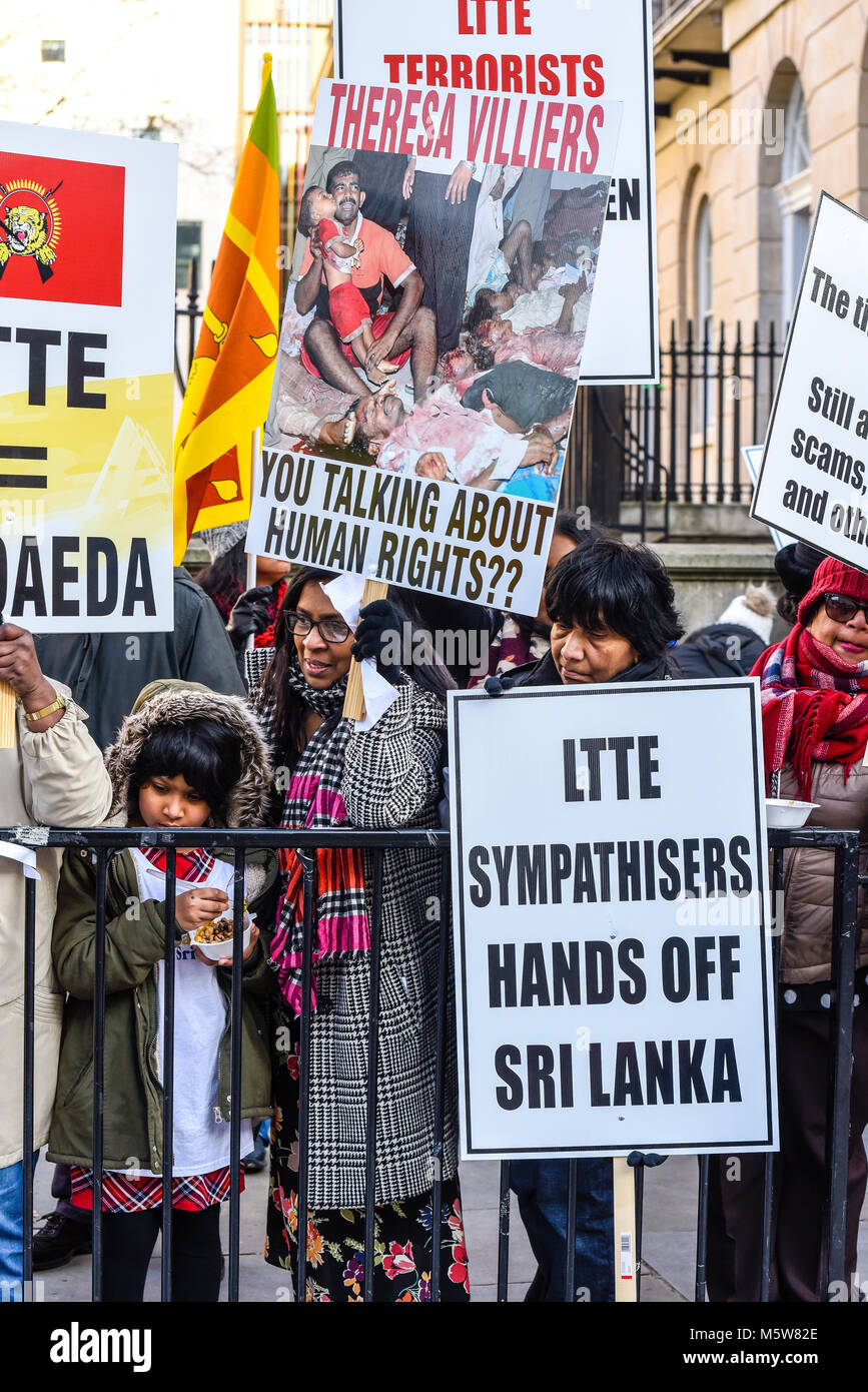 Una manifestazione di protesta ha avuto luogo a Whitehall, Londra contro le azioni delle Tigri di Liberazione del Tamil Eelam tamil in Sri Lanka Foto Stock