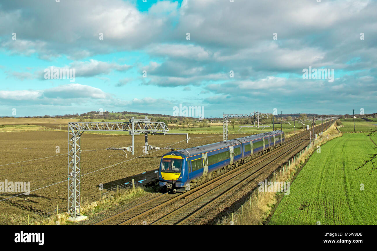 Classe Scotrail 170 capi verso Edimburgo a Park Farm Lothian Scotland Regno Unito da Glasgow om il Glasgow Edinburgh linea ferroviaria. Foto Stock