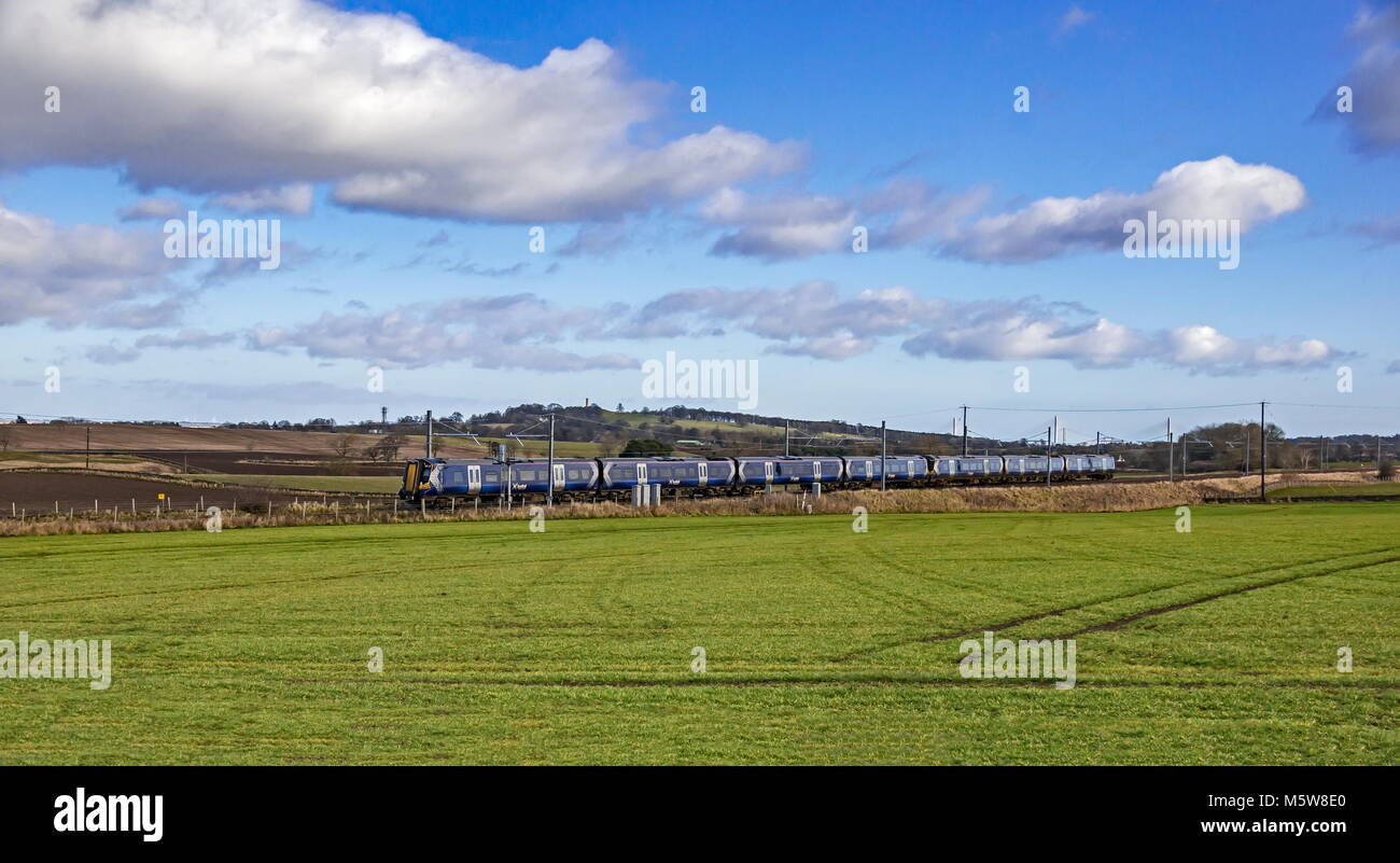 Classe Scotrail 380 UEM fornendo un servizio temporaneo sui principali da Glasgow a Edimburgo linea ferroviaria qui appena ad est di Linlithgow in Scozia UK Foto Stock