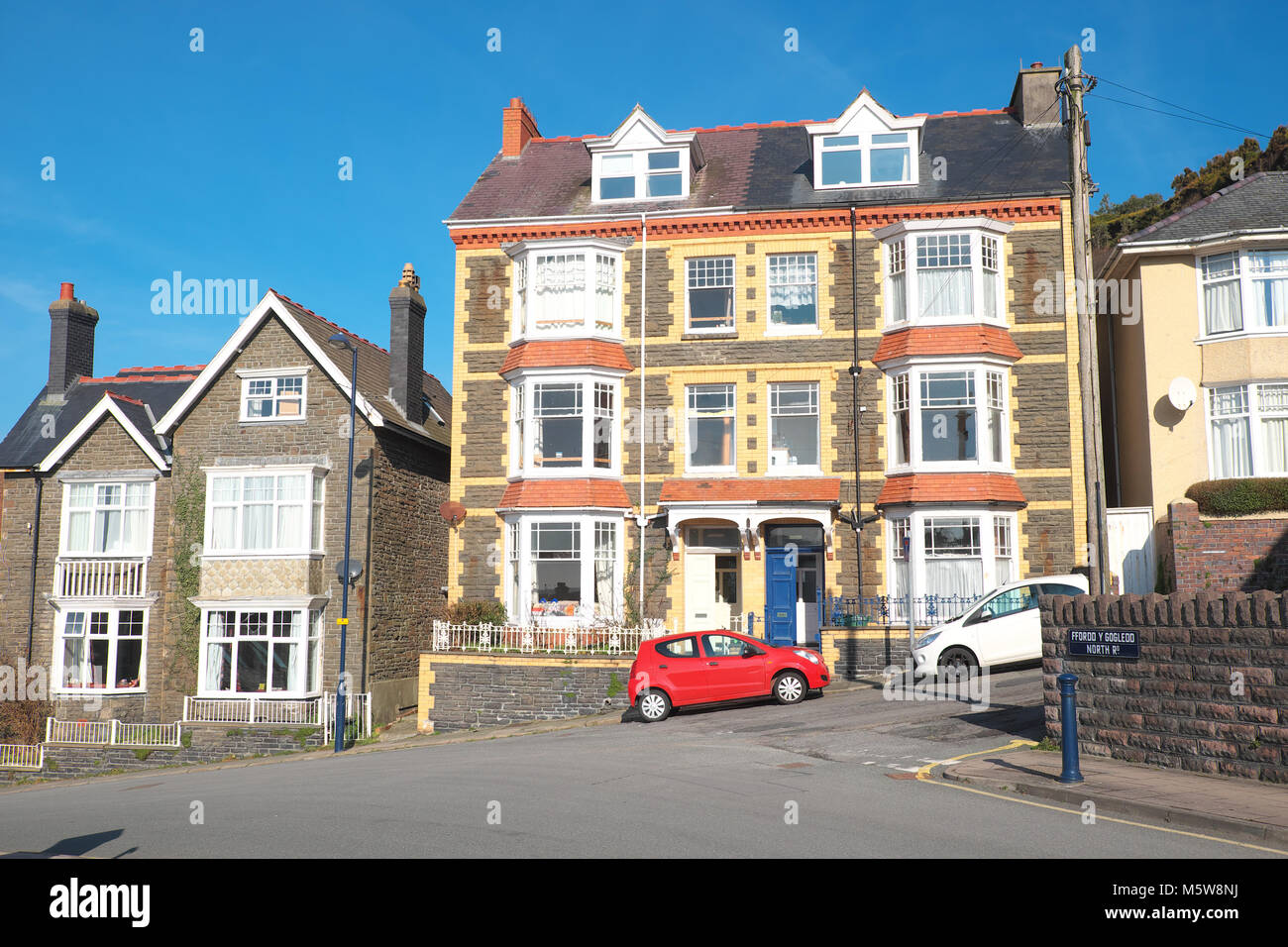 Aberystwyth, Ceredigion, Galles a tre piani di semi casa indipendente di proprietà su una collina REGNO UNITO Foto Stock