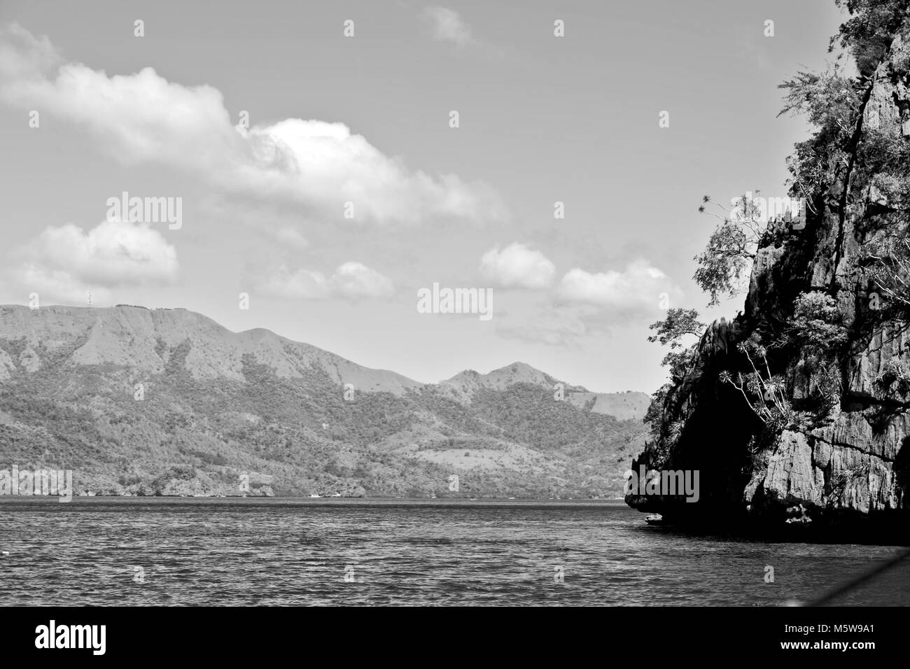 In filippine vista da una scogliera della splendida paradise bay e laguna tropicale Foto Stock