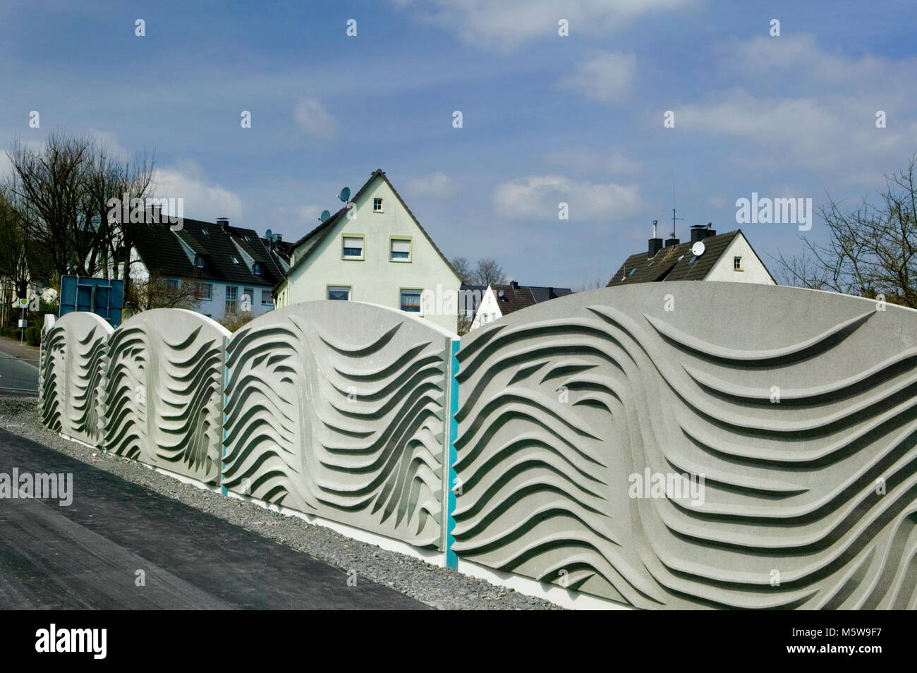 Una barriera antirumore a Meinerzhagen, Renania settentrionale-Vestfalia, Germania, Europa Foto Stock