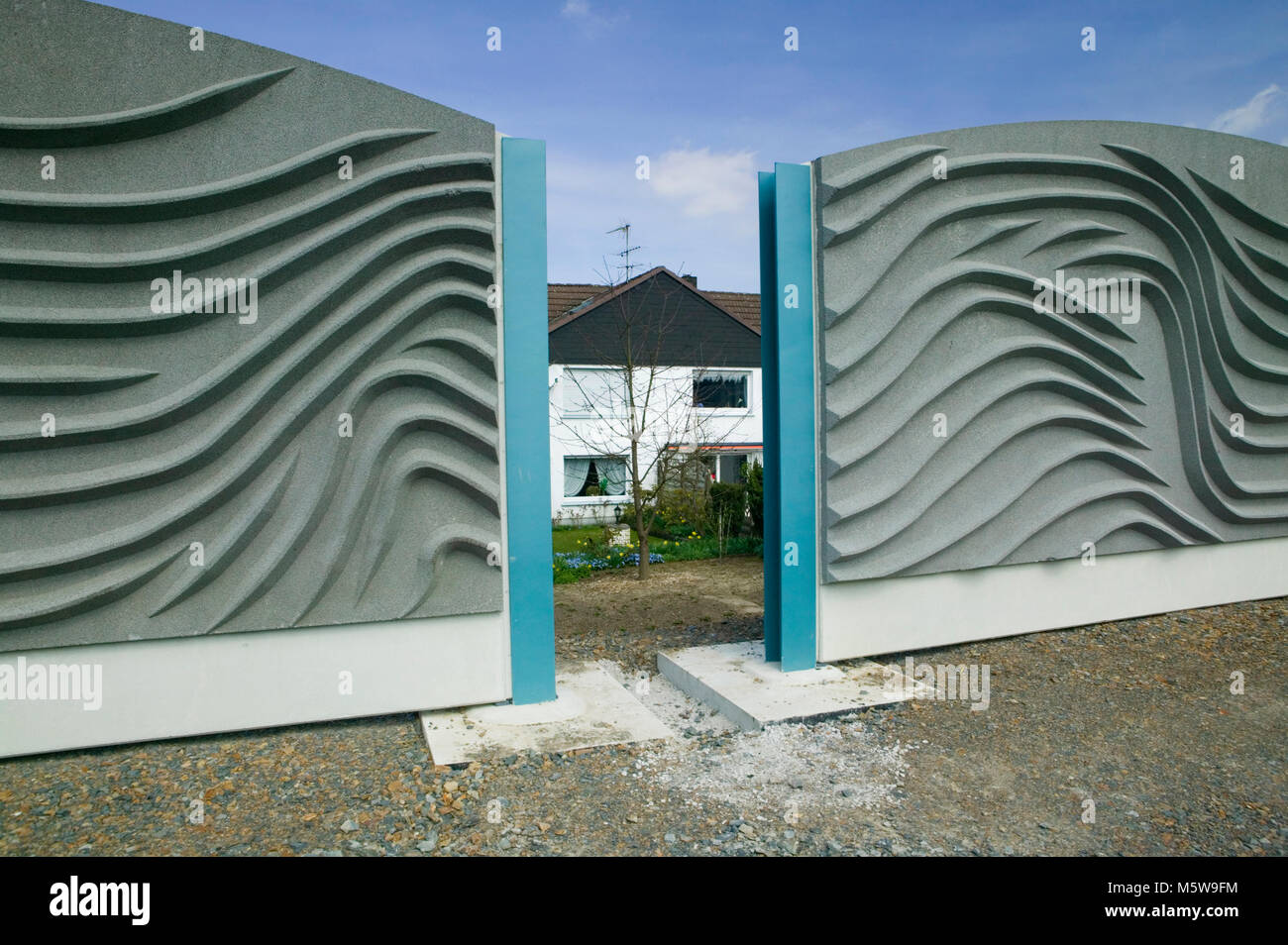 Una barriera antirumore a Meinerzhagen, Renania settentrionale-Vestfalia, Germania, Europa Foto Stock