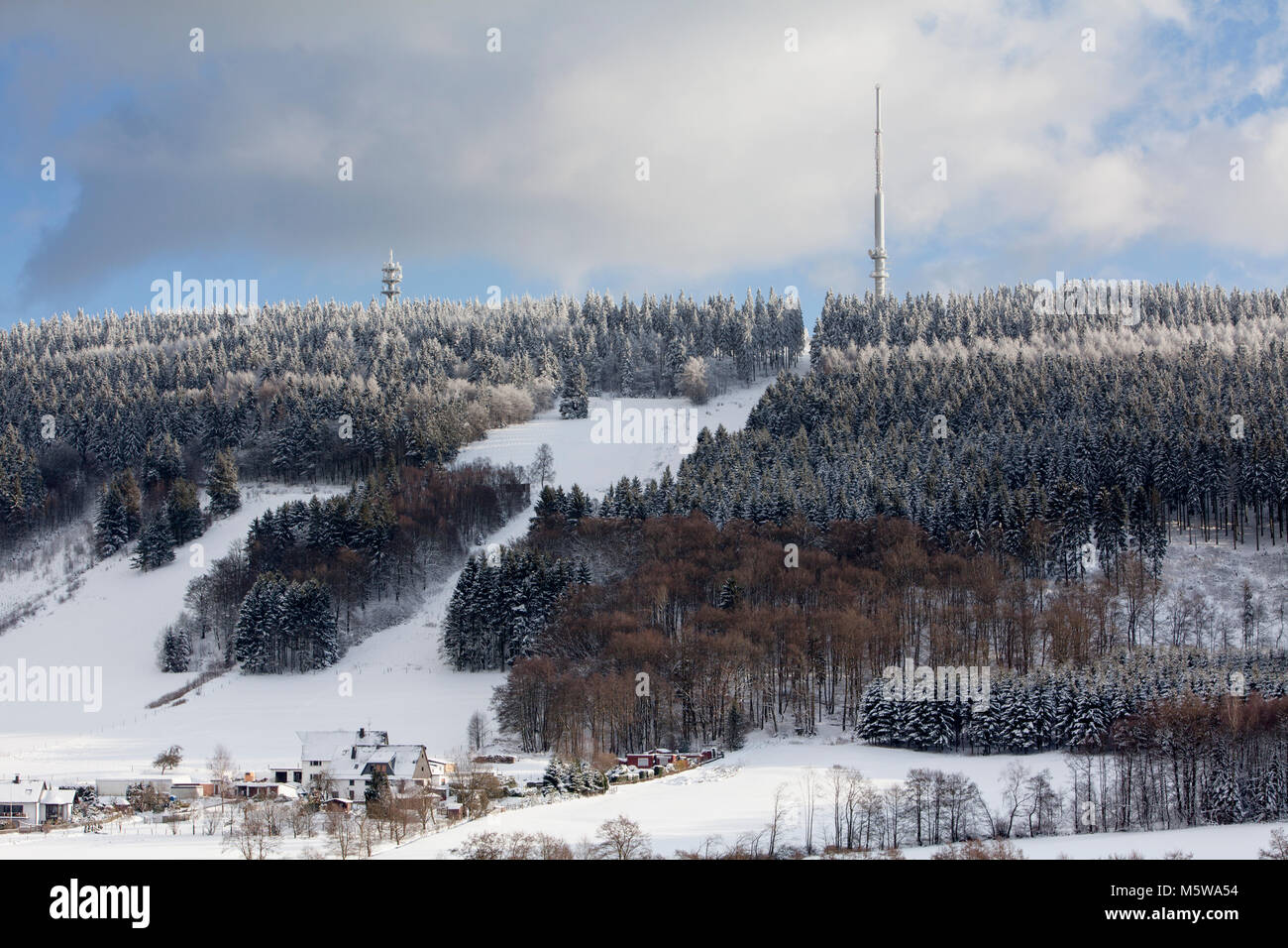 Torre delle telecomunicazioni al Ebbegebirge, vicino Reblin, Herscheid, Renania settentrionale-Vestfalia, Germania, Europa Foto Stock