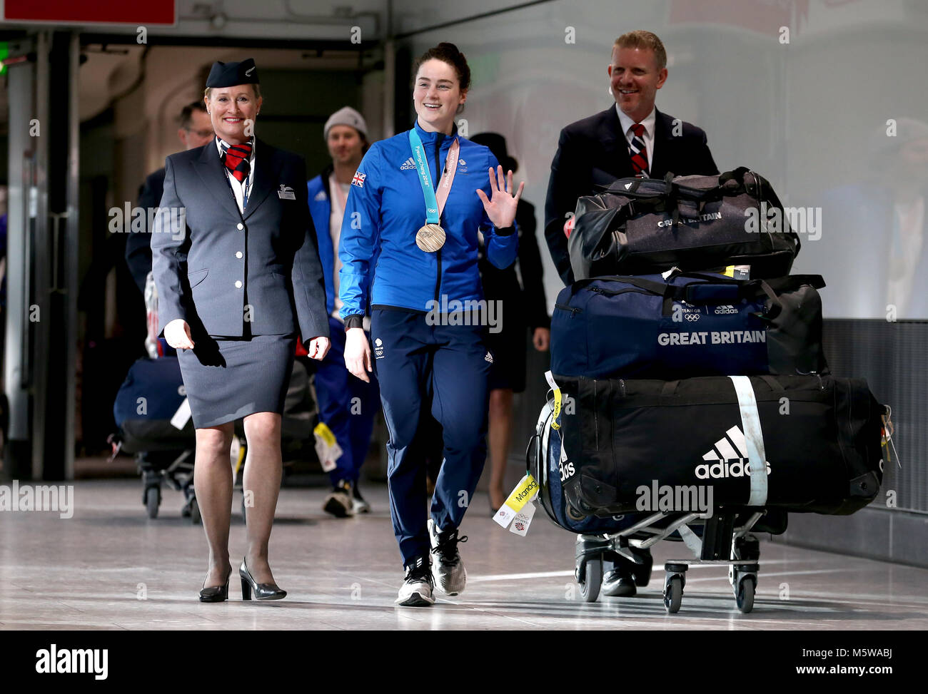 Laura Deas con la sua medaglia come Team GB arriva a Heathrow Airport dopo la PyeongChang 2018 Giochi Olimpici Invernali. Foto Stock