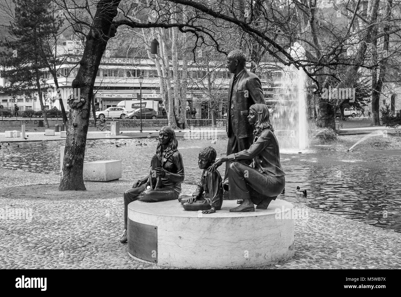 Monumento di famiglia dell'artista britannico Gillian indossando.La statua in bronzo (2007) rappresenta il tipico Trentino Famiglia. Immagine in bianco e nero. Foto Stock