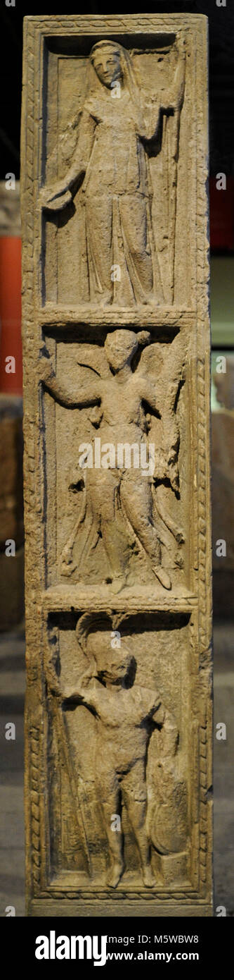 Frammento di un pilastro consacrata a Giove e altre divinità: Juno, Victoria e Marte, Minerva, Sun e la fortuna, Ceres Vulcan e Venere. 3. secolo. Che si trova a sud-ovest del Nuovo Mercato, Colonia, (Germania. Museo Roman-Germanic. Colonia. Germania. Foto Stock