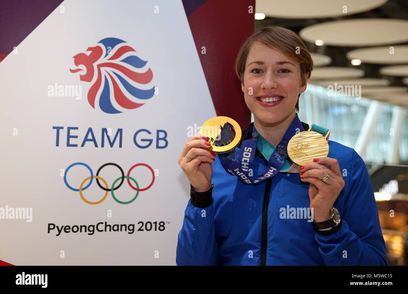 Gran Bretagna Lizzy Yarnold pone con i suoi 2014 e 2018 medaglie d oro come Team GB arriva a Heathrow Airport dopo la PyeongChang 2018 Giochi Olimpici Invernali. Foto Stock
