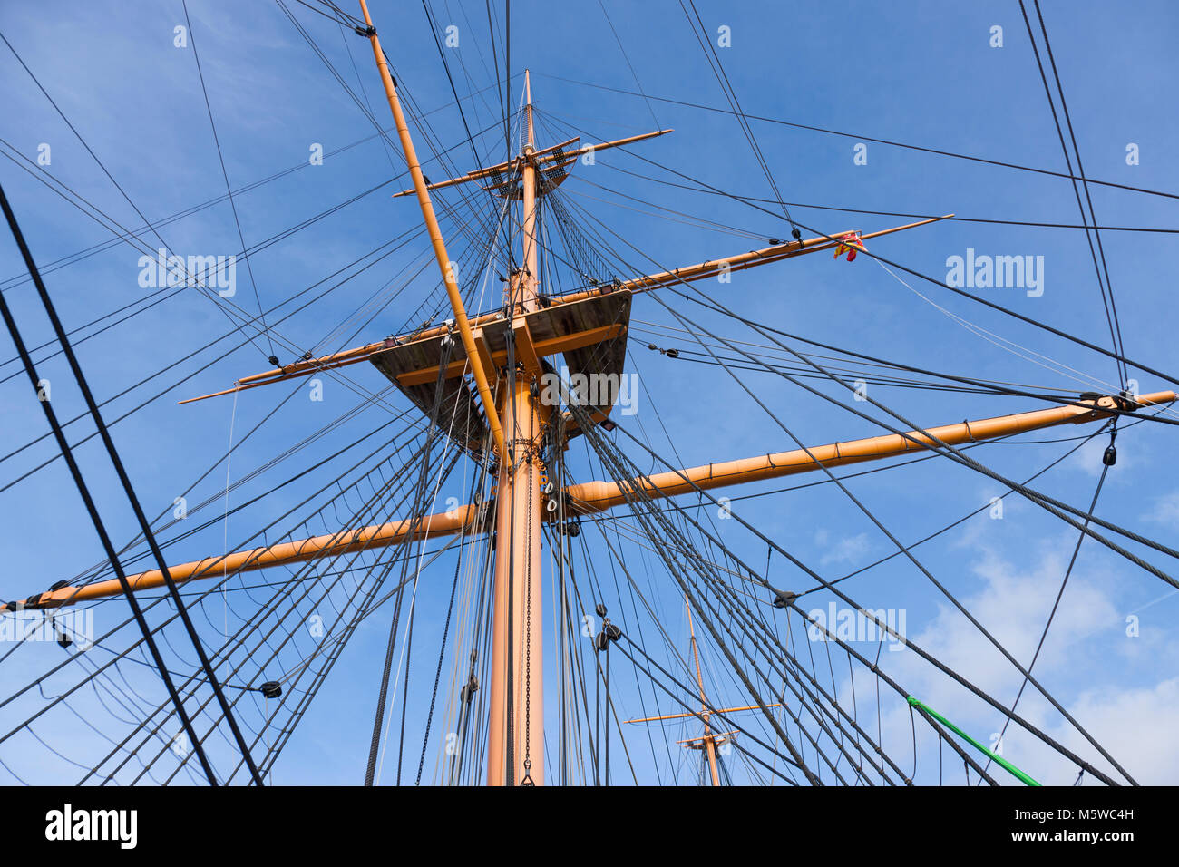 Rigging e il montante si vede dal pianale superiore di HMS Warrior - prima del ferro rivestito di classe della nave. Portsmouth Historic Dockyard / Historical cantieri. Regno Unito. Foto Stock