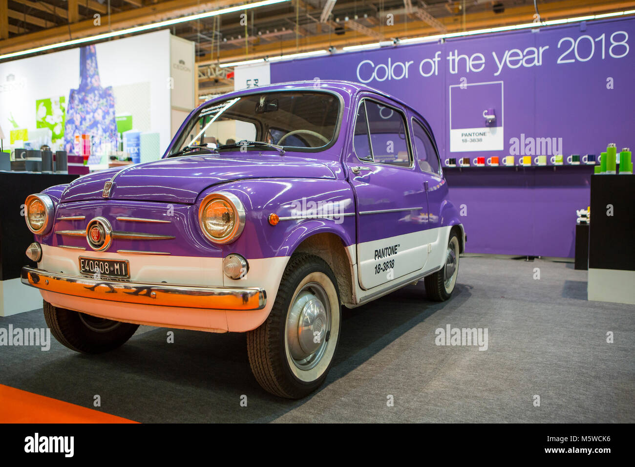 Francoforte, Germania. Il 9 febbraio, 2018. Ambiente 2018 (9 al 13 febbraio, 2018), il mondo più importante dei beni di consumo la fiera con i segmenti di prodotto da pranzo (stoviglie, vasellame, prodotti di uso domestico), dando (doni, accessori personali) e vivente (interior design, arredamento, decorazione). Qui: stand presentando il colore Pantone dell'anno 2018 - 18-3838 ultravioletta. Credito: Christian Lademann Foto Stock