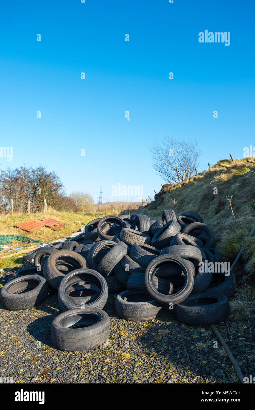 Oggetto di dumping pneumatici, volare il ribaltamento sul vicolo del paese Foto Stock